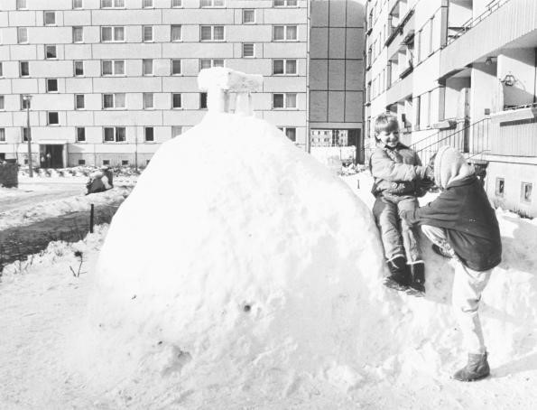 Kleine Baumeister: Auf dem Gro&szlig;en Dreesch in Schwerin spielen Kinder an einer Schneeh&uuml;tte.